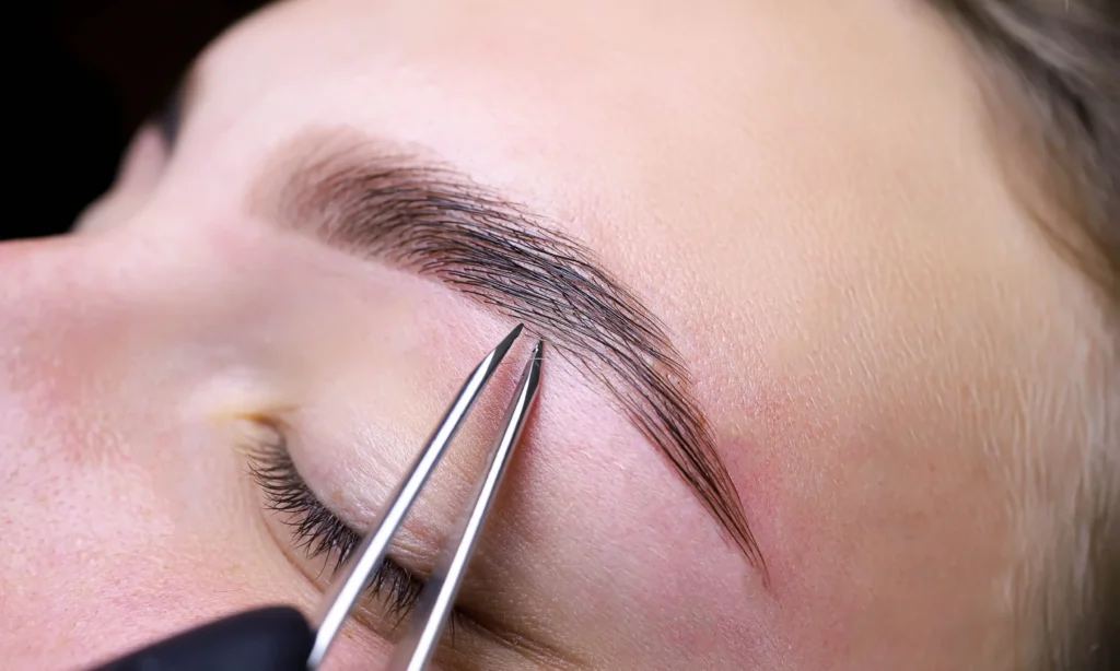 Regulacja brwi pęsetą