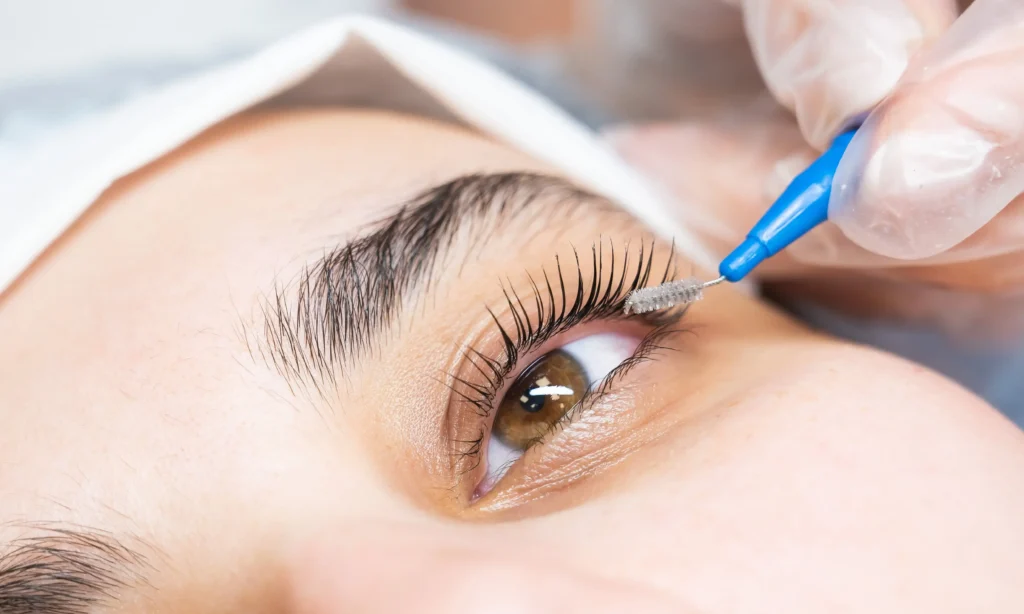 Aplikacja preparatu podczas liftingu rzęs