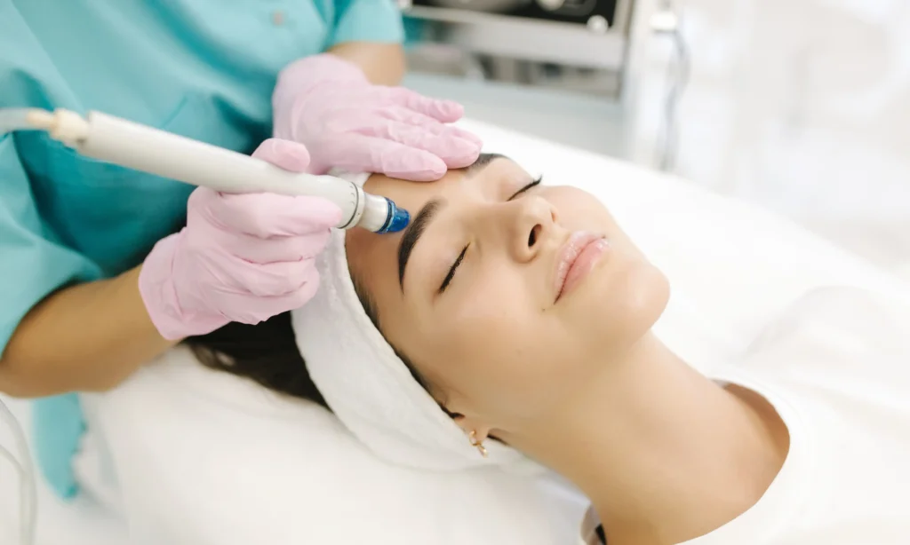 Zabieg oczyszczania twarzy urządzeniem kosmetycznym